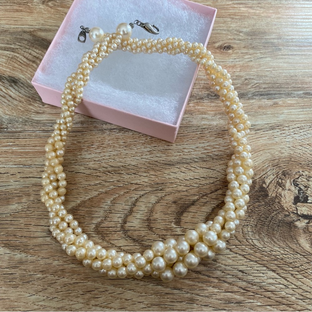 2/$25 Vintage pearl twisted rope necklace